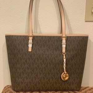 Michael Kors  Signature Voyager Large purse